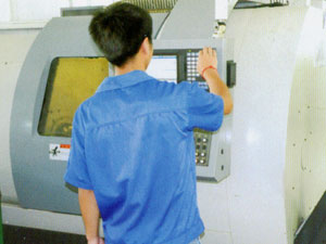 我厂技工用心编程加工中