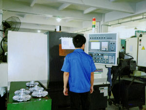 车间技工用心加工中